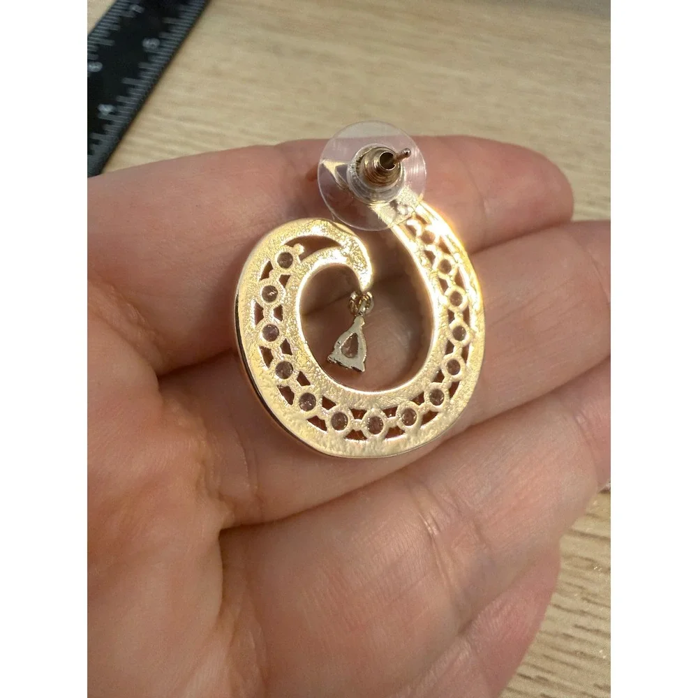 Unbranded gold tone